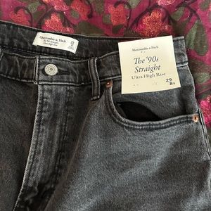 NEW WITH TAGS ABERCROMBIE 90s STRAIGHT JEAN SIZE 29 SHORT